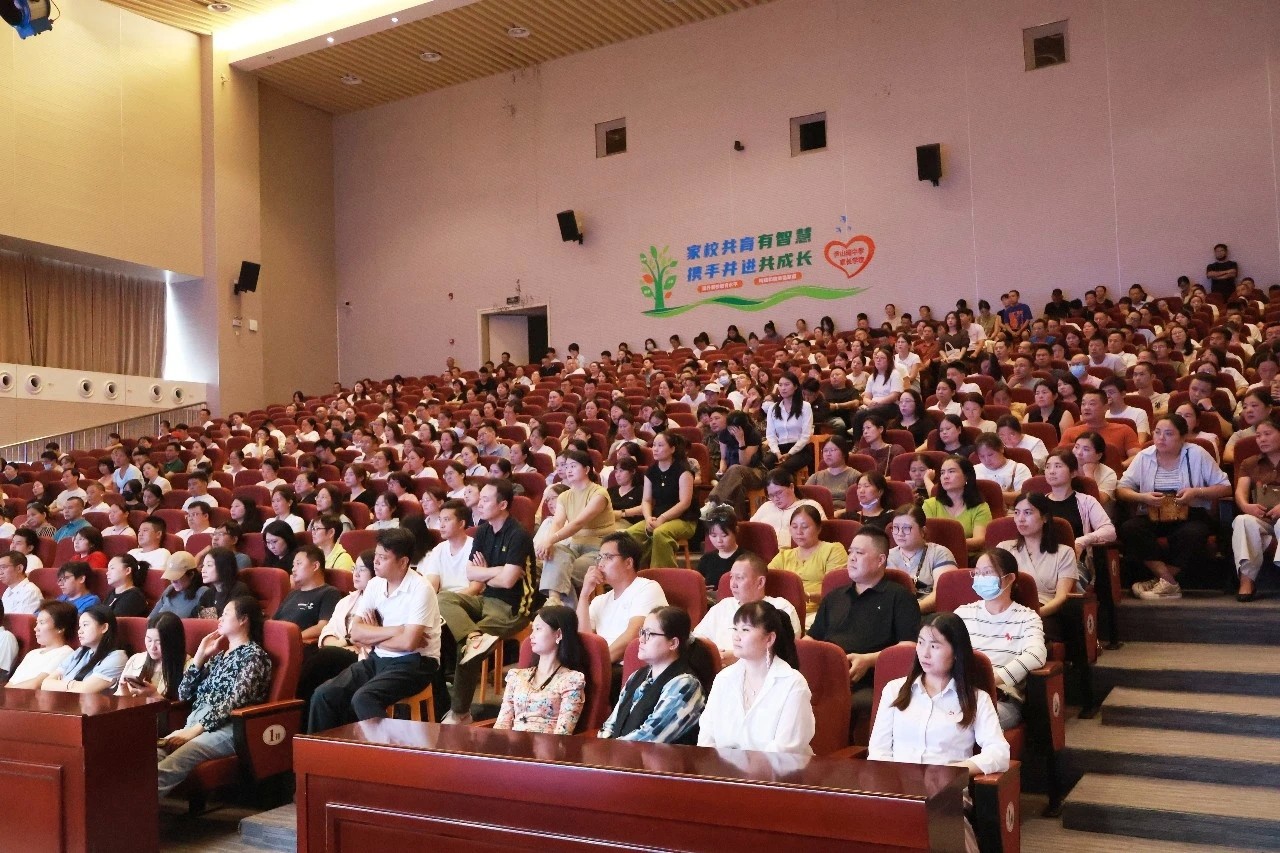 尹湖拾光||征程行半勤策马，青春鼎力共扬帆——苏州大学附属吴中学校尹山湖中学初三年级期初家长会